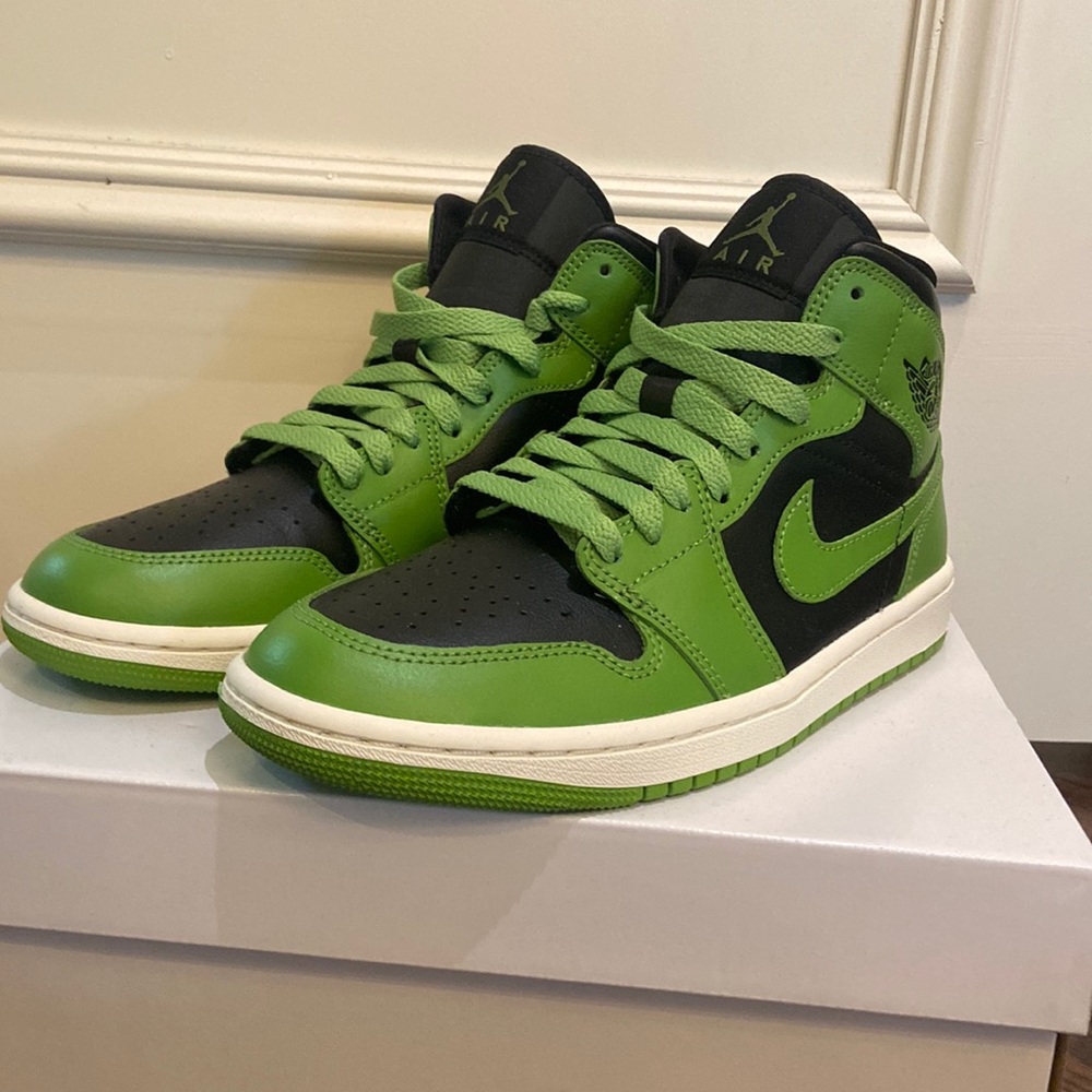 WMNS Air Jordan 1 MID size 8